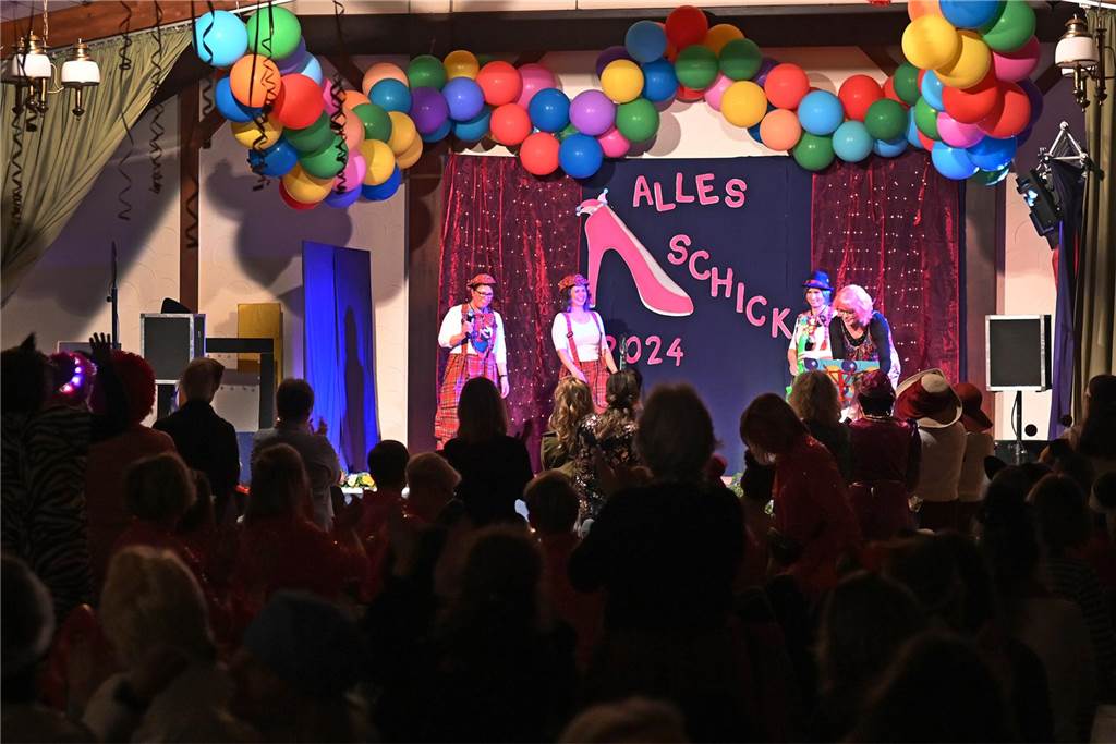 Theatergruppe St. Nikolaus feierte ausgelassen Frauenkarneval