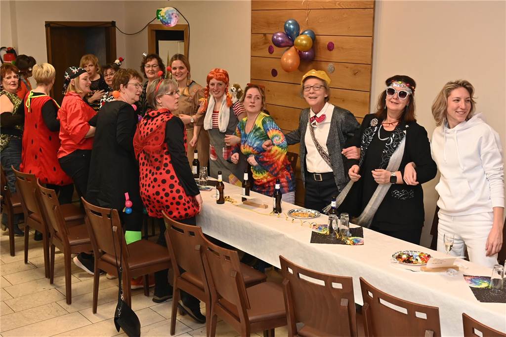 KFD St. Antonius feierte Frauenkarneval: unter dem Motto: „Alles glitzert, alles funkelt!“
