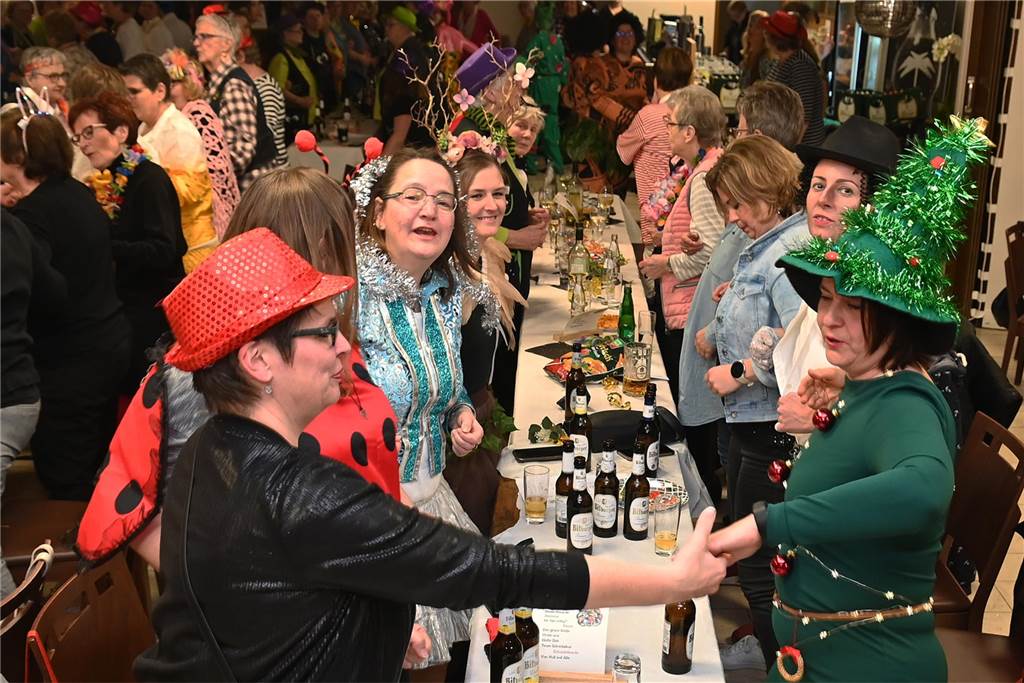 KFD St. Antonius feierte Frauenkarneval: unter dem Motto: „Alles glitzert, alles funkelt!“