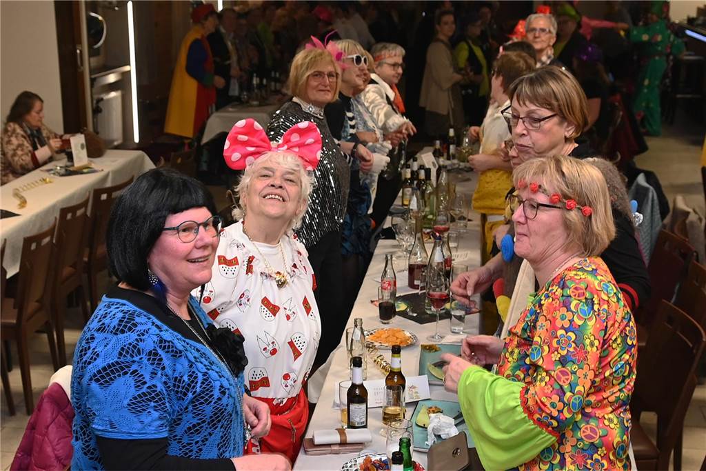 KFD St. Antonius feierte Frauenkarneval: unter dem Motto: „Alles glitzert, alles funkelt!“