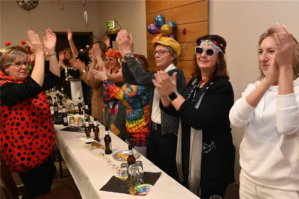 KFD St. Antonius feierte Frauenkarneval: unter dem Motto: „Alles glitzert, alles funkelt!“