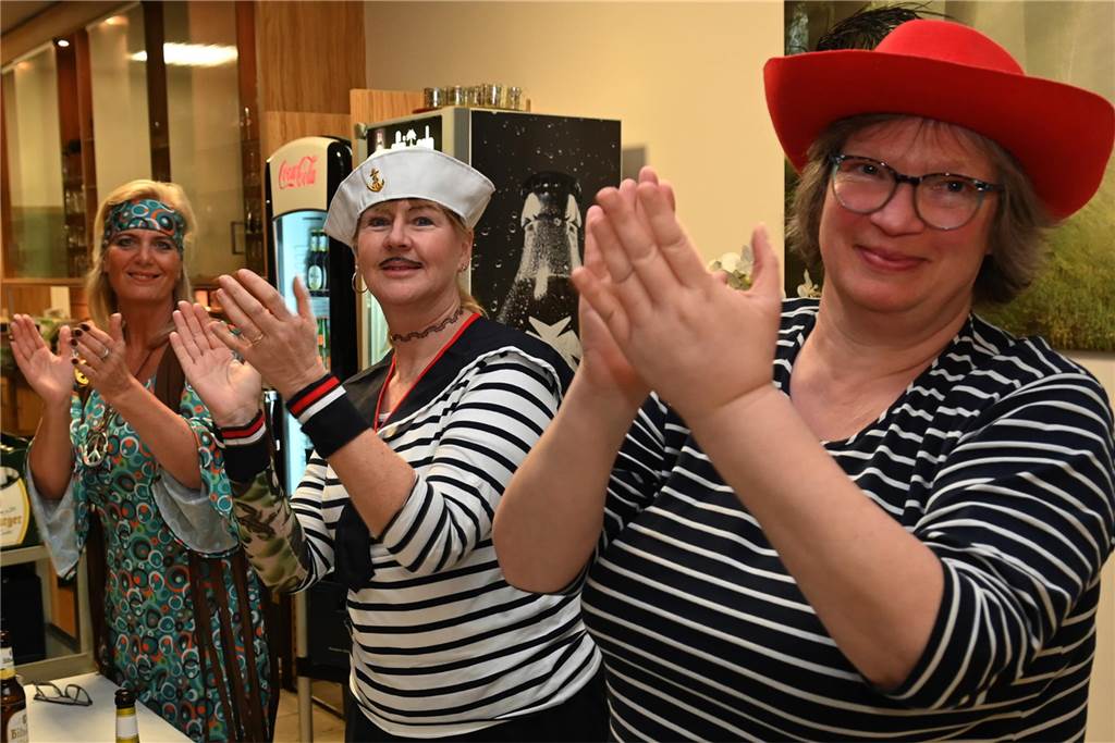 KFD St. Antonius feierte Frauenkarneval: unter dem Motto: „Alles glitzert, alles funkelt!“