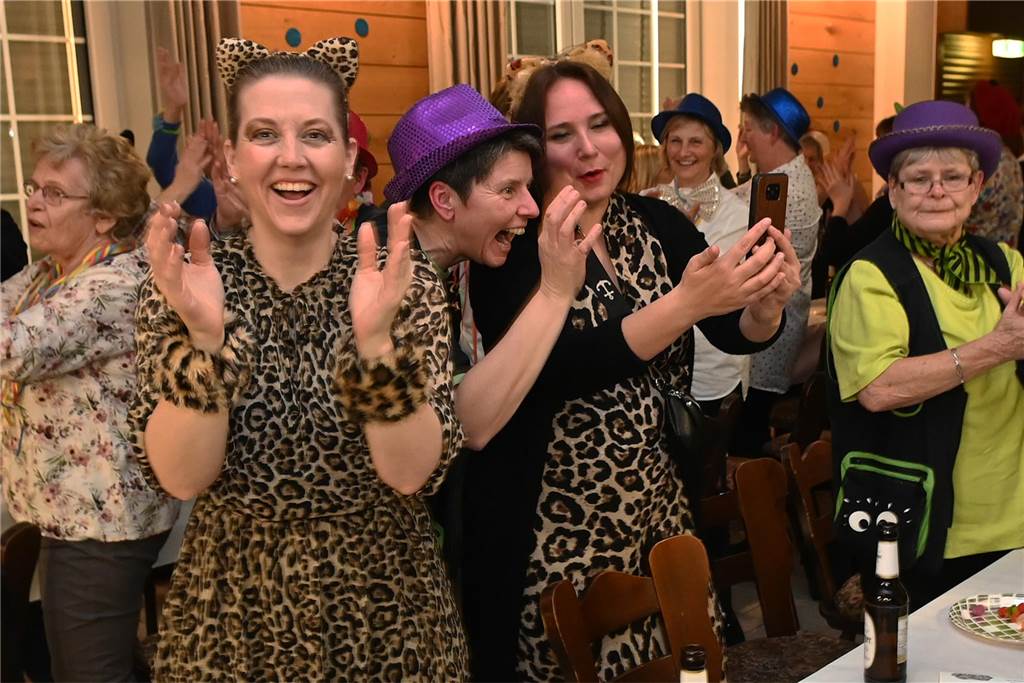 KFD St. Antonius feierte Frauenkarneval: unter dem Motto: „Alles glitzert, alles funkelt!“