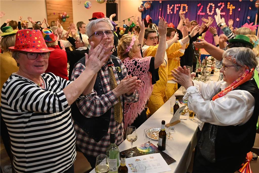 KFD St. Antonius feierte Frauenkarneval: unter dem Motto: „Alles glitzert, alles funkelt!“