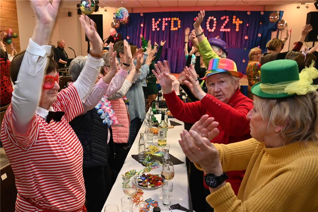 KFD St. Antonius feierte Frauenkarneval: unter dem Motto: „Alles glitzert, alles funkelt!“