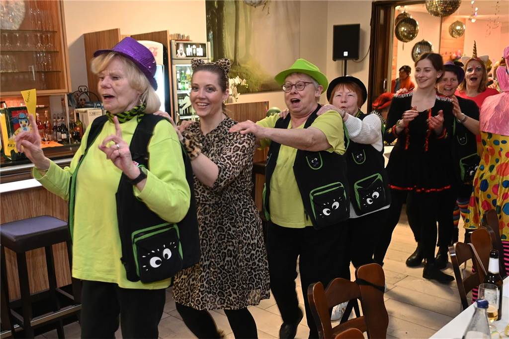 KFD St. Antonius feierte Frauenkarneval: unter dem Motto: „Alles glitzert, alles funkelt!“