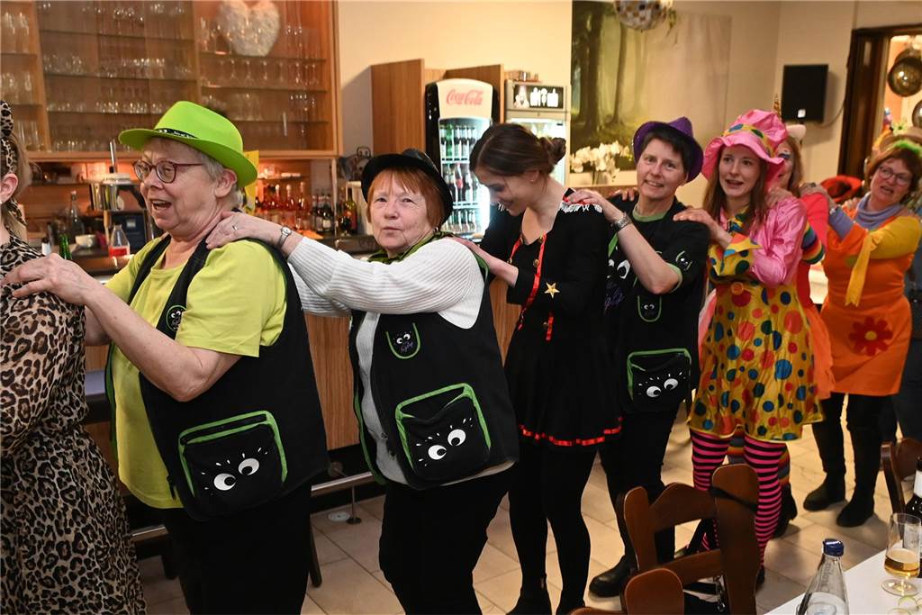 KFD St. Antonius feierte Frauenkarneval: unter dem Motto: „Alles glitzert, alles funkelt!“