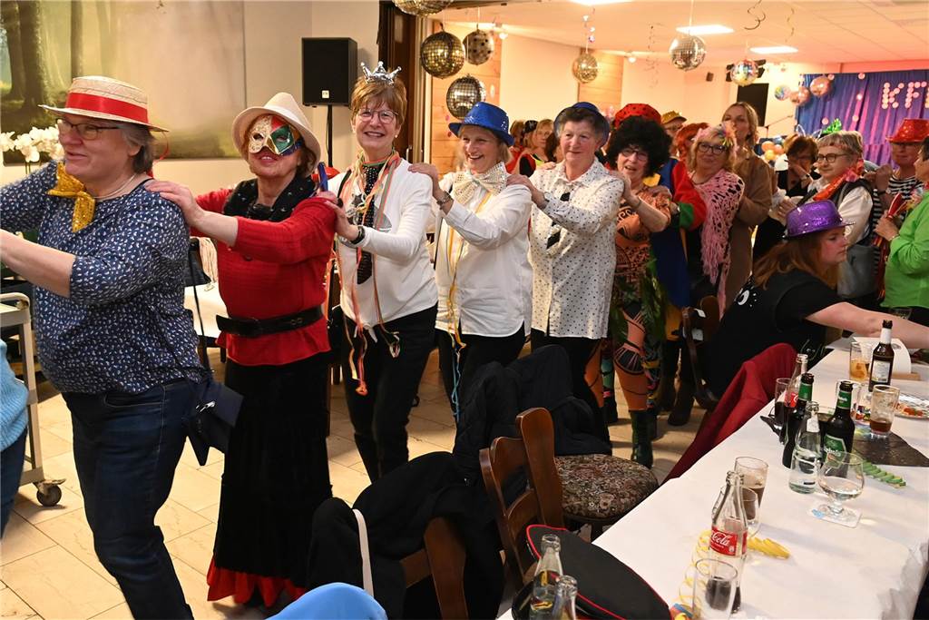 KFD St. Antonius feierte Frauenkarneval: unter dem Motto: „Alles glitzert, alles funkelt!“