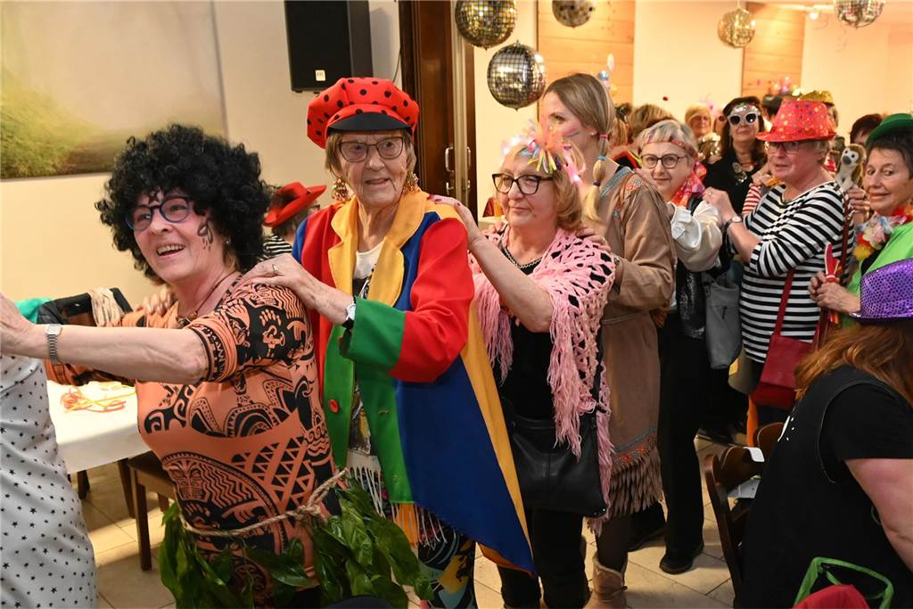 KFD St. Antonius feierte Frauenkarneval: unter dem Motto: „Alles glitzert, alles funkelt!“