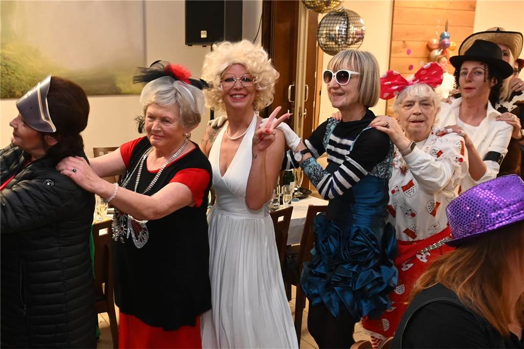KFD St. Antonius feierte Frauenkarneval: unter dem Motto: „Alles glitzert, alles funkelt!“