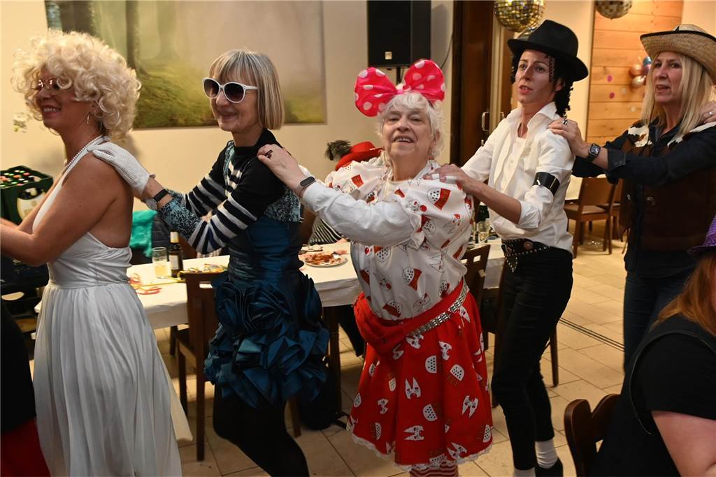 KFD St. Antonius feierte Frauenkarneval: unter dem Motto: „Alles glitzert, alles funkelt!“