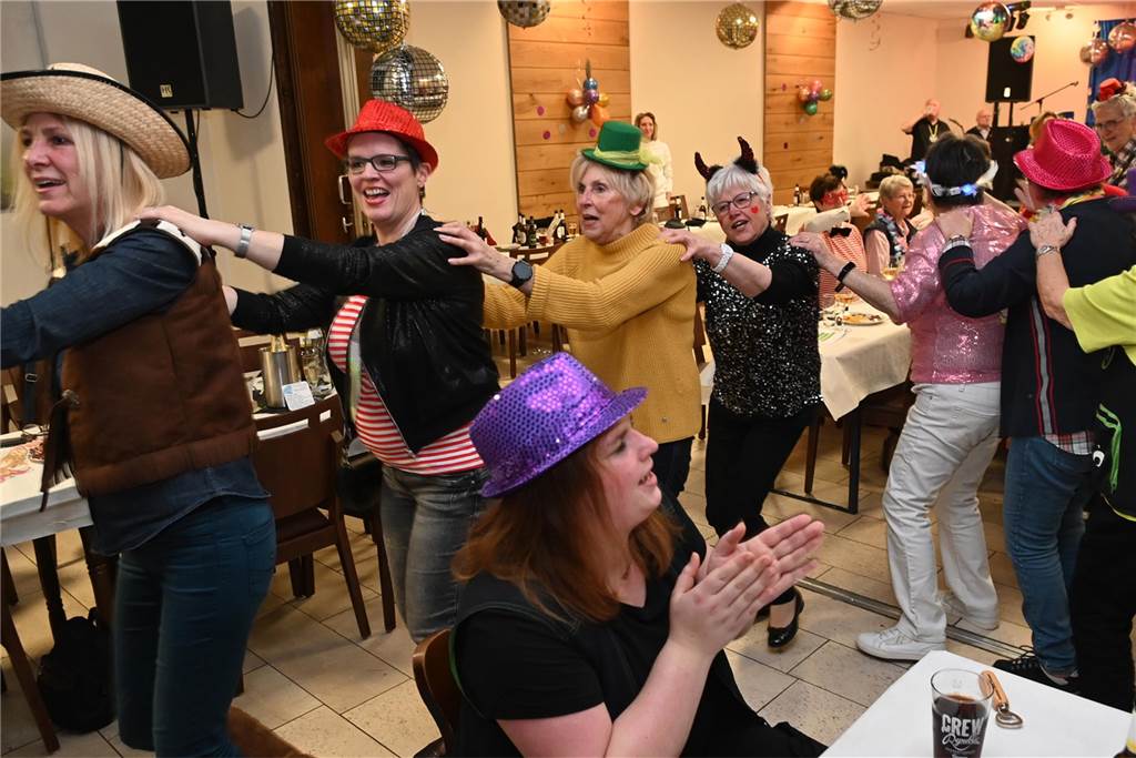 KFD St. Antonius feierte Frauenkarneval: unter dem Motto: „Alles glitzert, alles funkelt!“