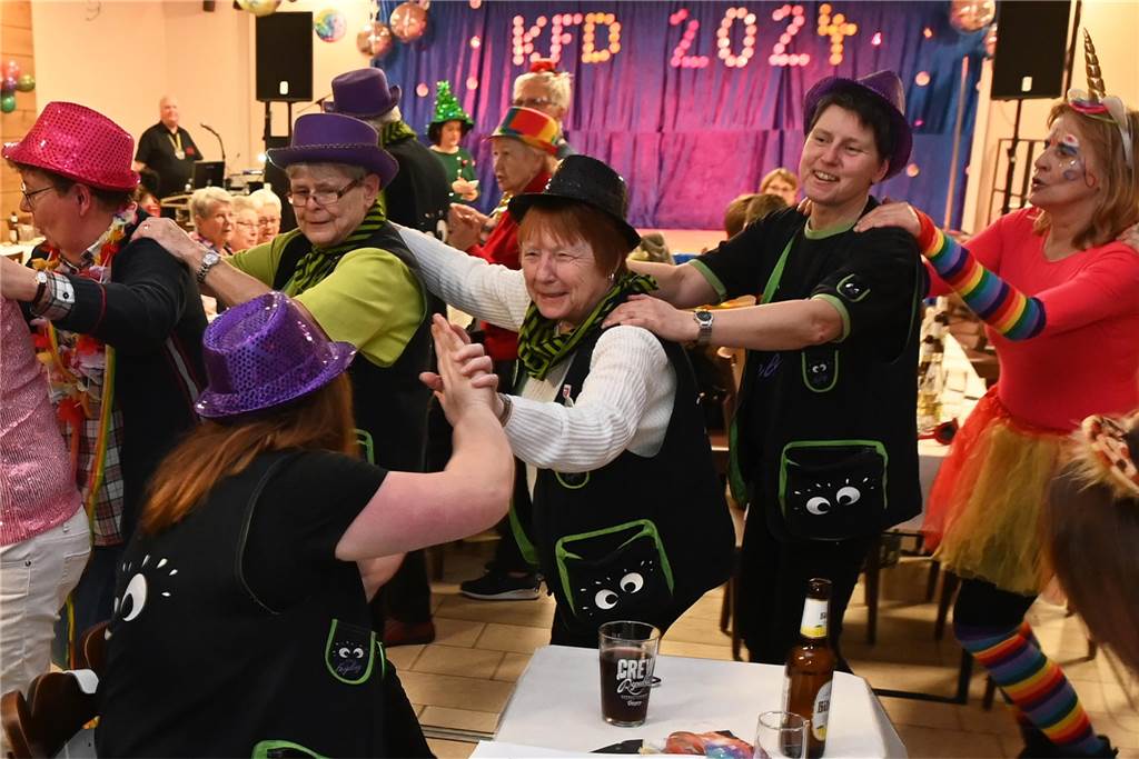 KFD St. Antonius feierte Frauenkarneval: unter dem Motto: „Alles glitzert, alles funkelt!“