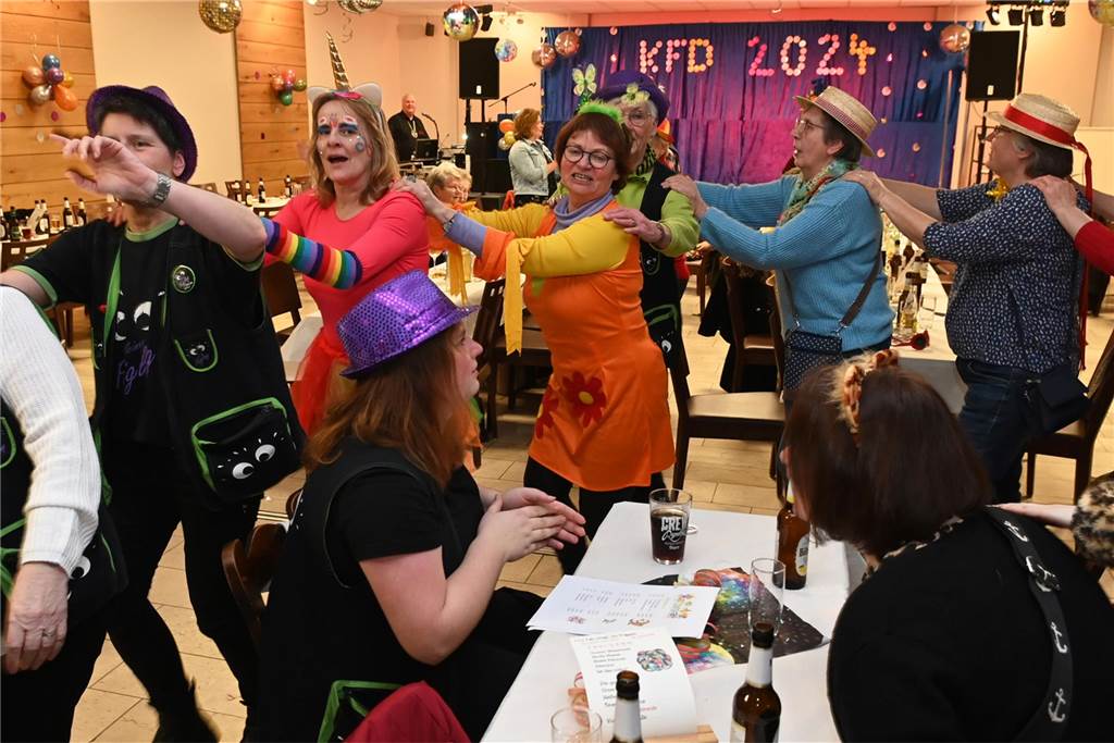 KFD St. Antonius feierte Frauenkarneval: unter dem Motto: „Alles glitzert, alles funkelt!“