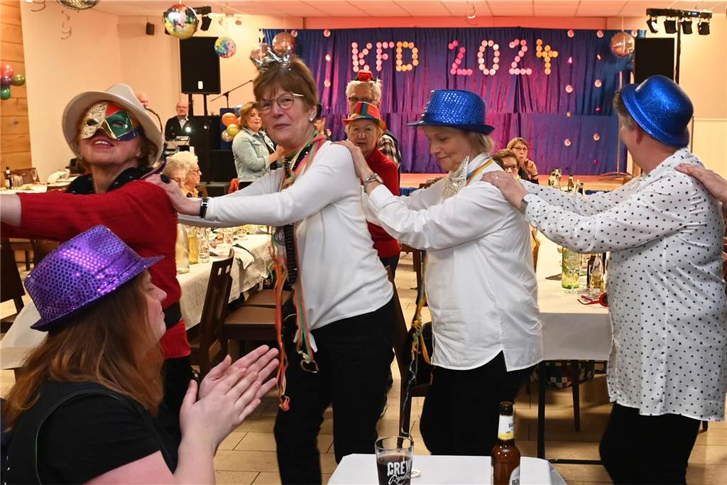 KFD St. Antonius feierte Frauenkarneval: unter dem Motto: „Alles glitzert, alles funkelt!“