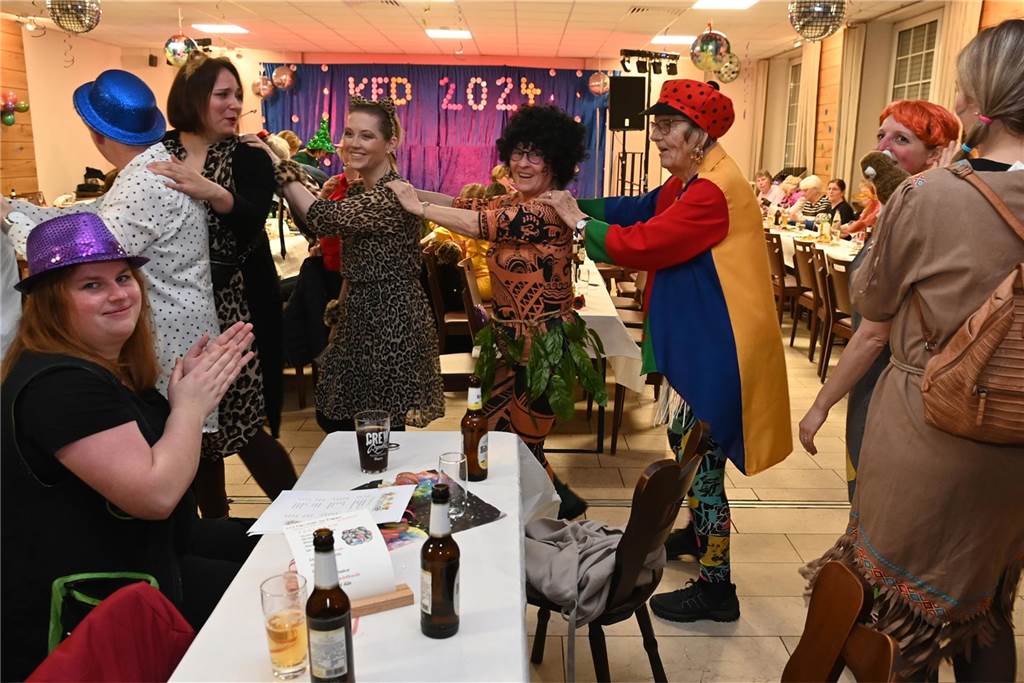 KFD St. Antonius feierte Frauenkarneval: unter dem Motto: „Alles glitzert, alles funkelt!“