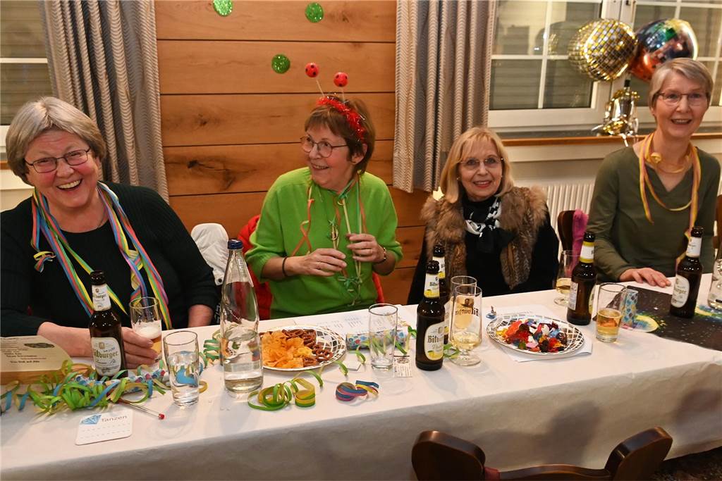 KFD St. Antonius feierte Frauenkarneval: unter dem Motto: „Alles glitzert, alles funkelt!“