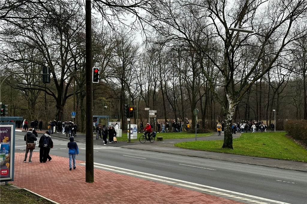 Bombendrohung an der Neuen Schule Dorsten: Erste Fotos vom Polizei-Einsatz