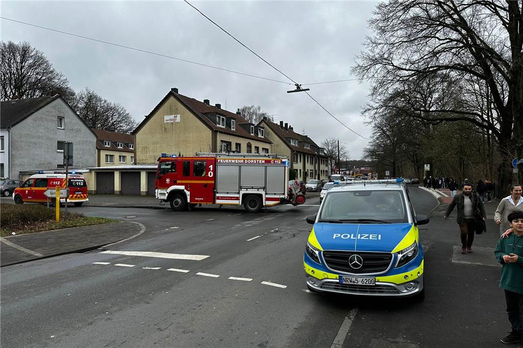 Bombendrohung an der Neuen Schule Dorsten: Erste Fotos vom Polizei-Einsatz