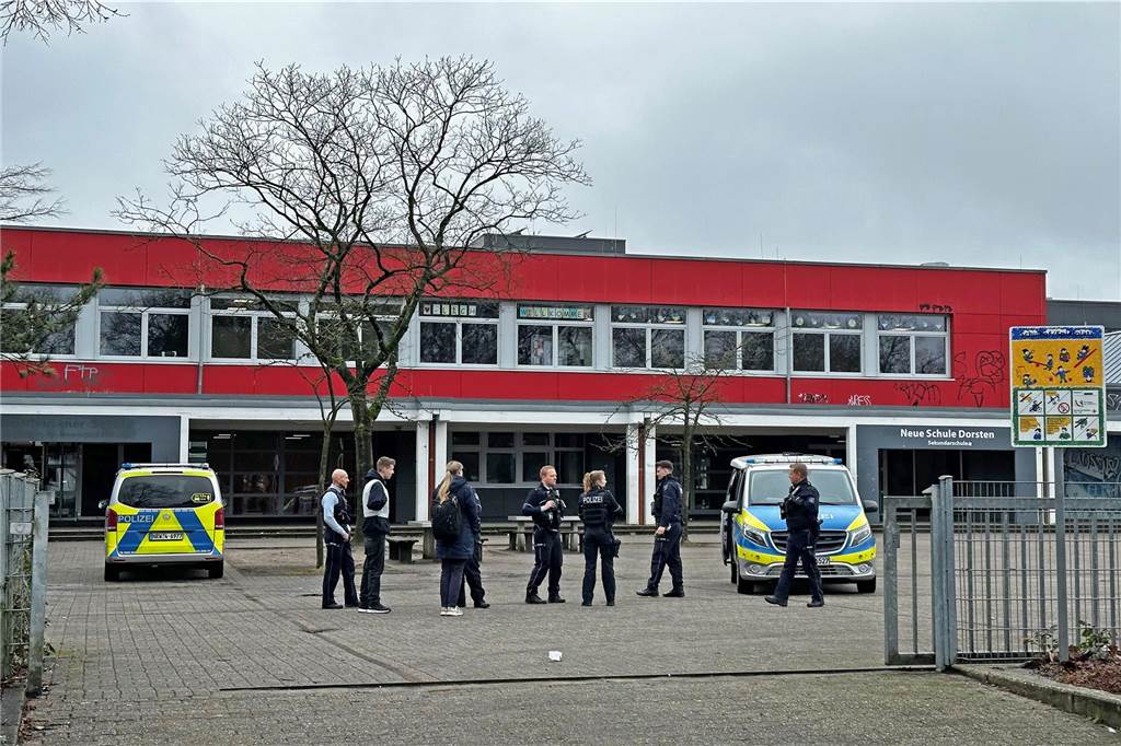 Bombendrohung an der Neuen Schule Dorsten: Erste Fotos vom Polizei-Einsatz