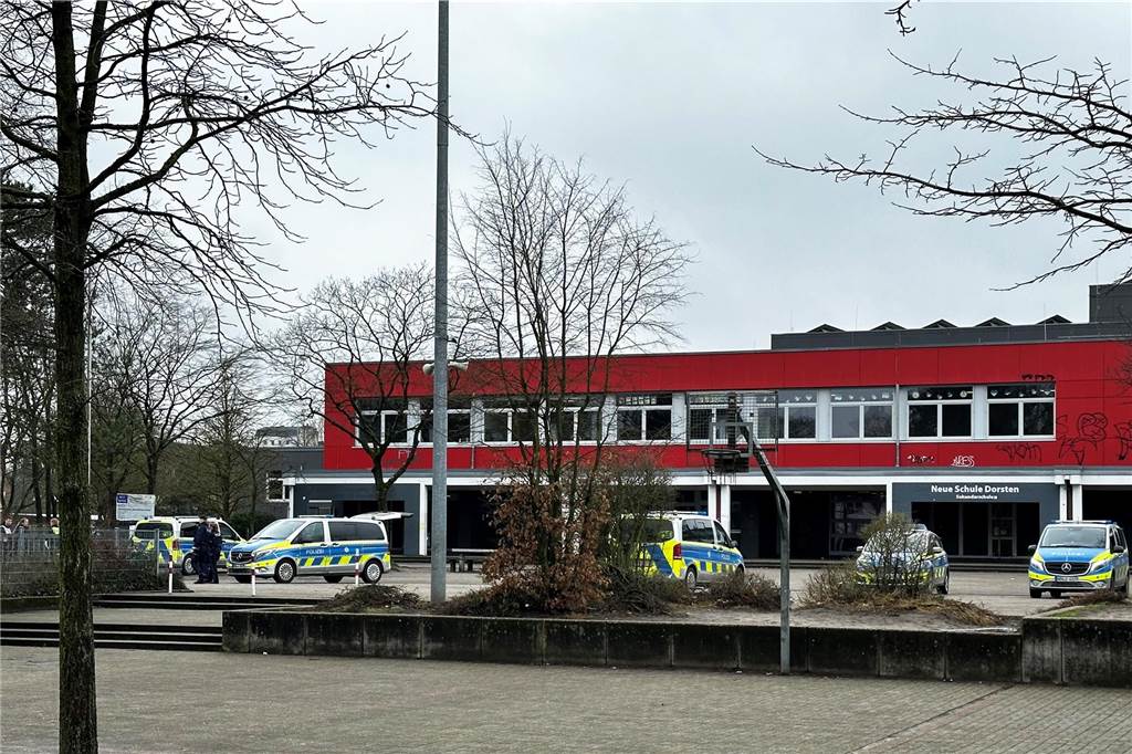 Bombendrohung an der Neuen Schule Dorsten: Erste Fotos vom Polizei-Einsatz