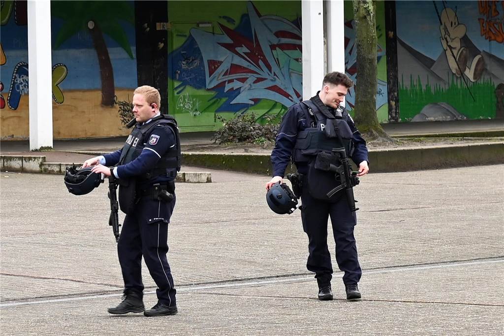 Bombendrohung an der Neuen Schule Dorsten: Erste Fotos vom Polizei-Einsatz