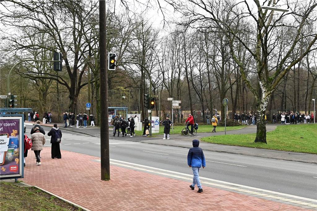 Bombendrohung an der Neuen Schule Dorsten: Erste Fotos vom Polizei-Einsatz