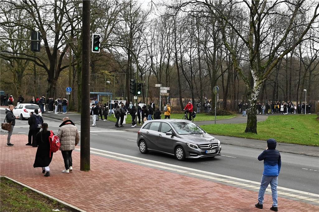 Bombendrohung an der Neuen Schule Dorsten: Erste Fotos vom Polizei-Einsatz