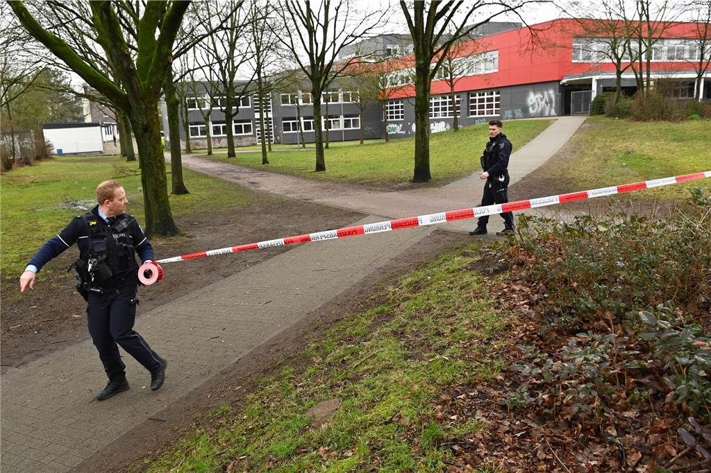 Bombendrohung an der Neuen Schule Dorsten: Erste Fotos vom Polizei-Einsatz