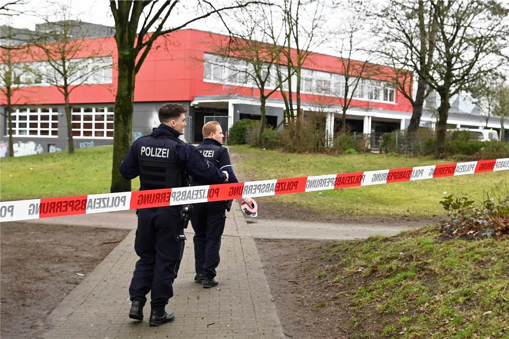 Bombendrohung an der Neuen Schule Dorsten: Erste Fotos vom Polizei-Einsatz