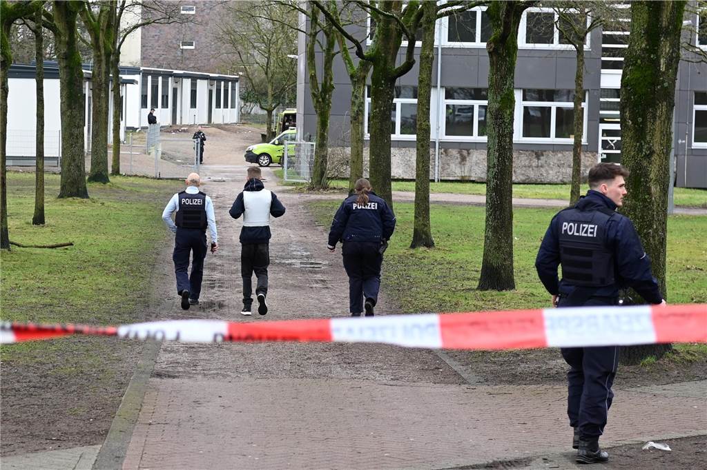 Bombendrohung an der Neuen Schule Dorsten: Erste Fotos vom Polizei-Einsatz