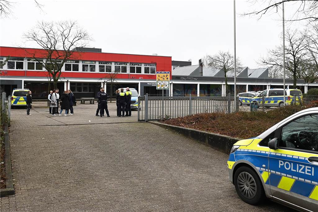 Bombendrohung an der Neuen Schule Dorsten: Erste Fotos vom Polizei-Einsatz