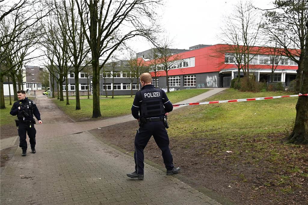 Bombendrohung an der Neuen Schule Dorsten: Erste Fotos vom Polizei-Einsatz
