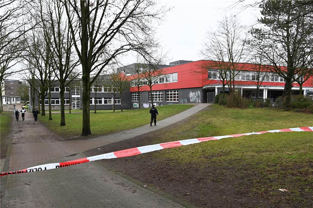 Bombendrohung an der Neuen Schule Dorsten: Erste Fotos vom Polizei-Einsatz