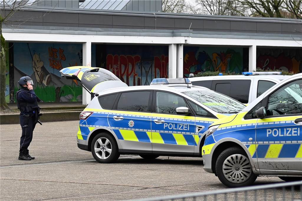 Bombendrohung an der Neuen Schule Dorsten: Erste Fotos vom Polizei-Einsatz