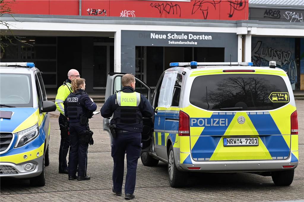 Bombendrohung an der Neuen Schule Dorsten: Erste Fotos vom Polizei-Einsatz