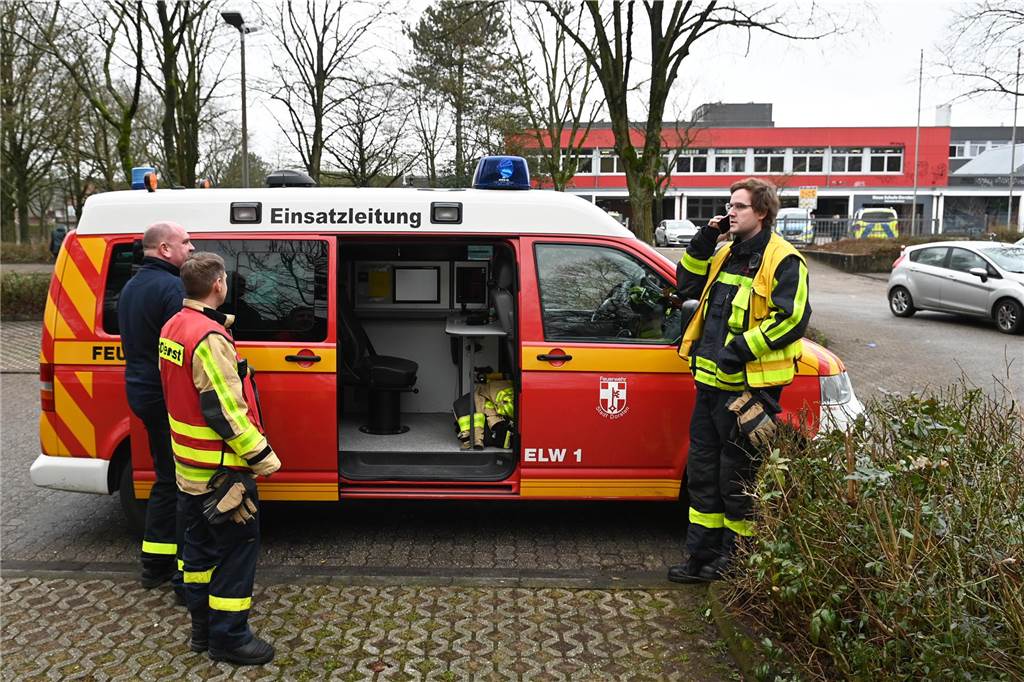 Bombendrohung an der Neuen Schule Dorsten: Erste Fotos vom Polizei-Einsatz