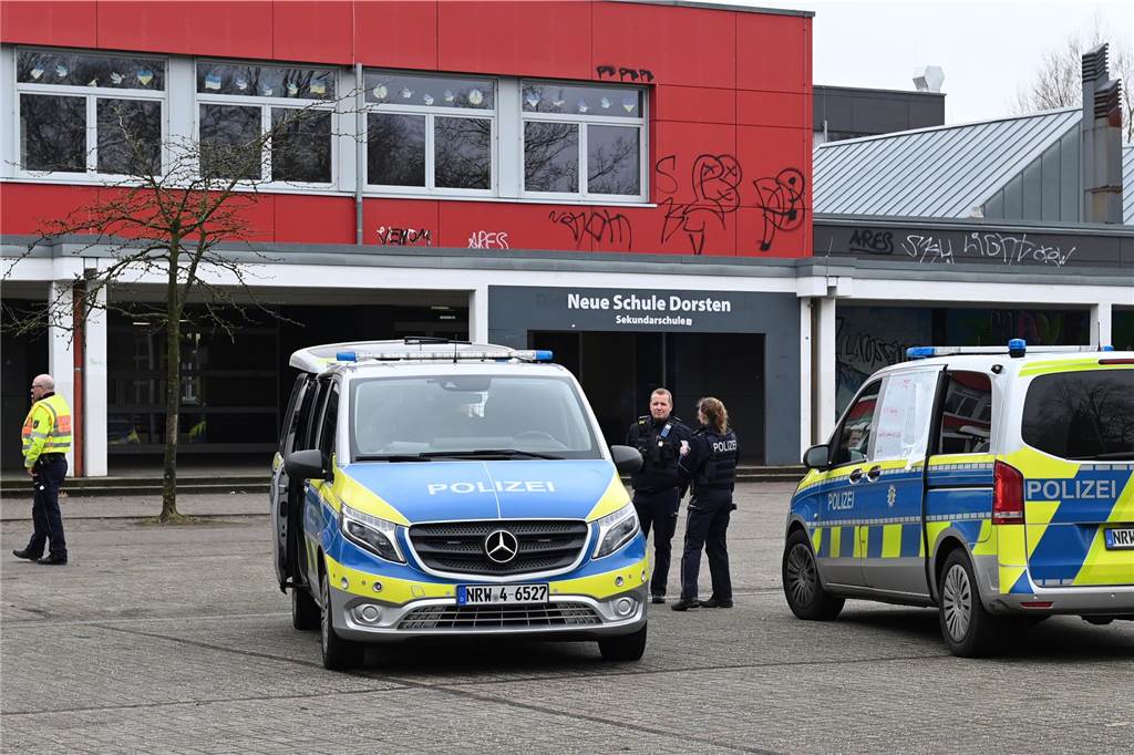 Bombendrohung an der Neuen Schule Dorsten: Erste Fotos vom Polizei-Einsatz