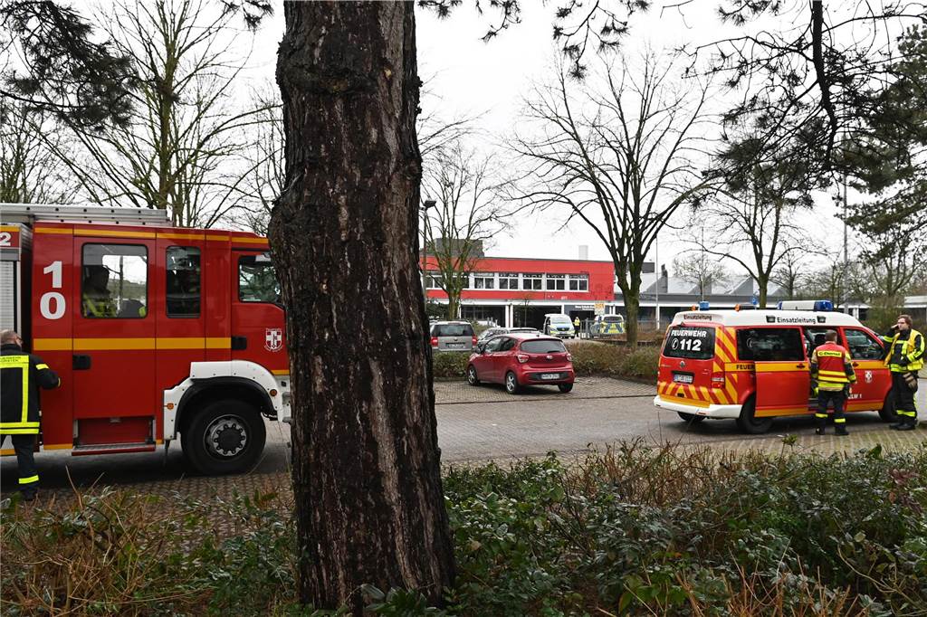 Bombendrohung an der Neuen Schule Dorsten: Erste Fotos vom Polizei-Einsatz