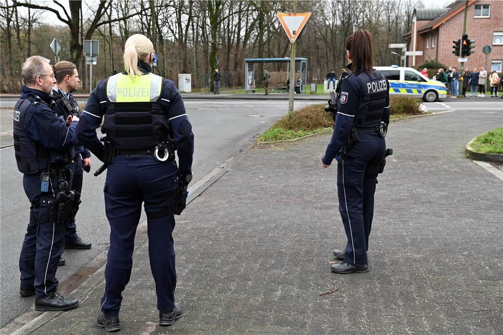Bombendrohung an der Neuen Schule Dorsten: Erste Fotos vom Polizei-Einsatz