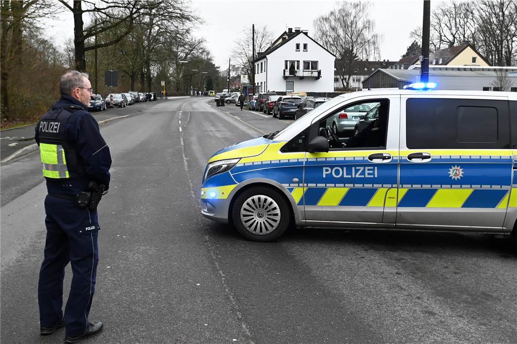 Bombendrohung an der Neuen Schule Dorsten: Erste Fotos vom Polizei-Einsatz
