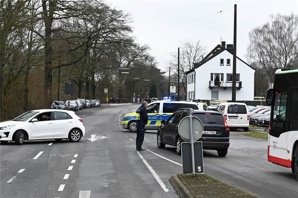 Bombendrohung an der Neuen Schule Dorsten: Erste Fotos vom Polizei-Einsatz