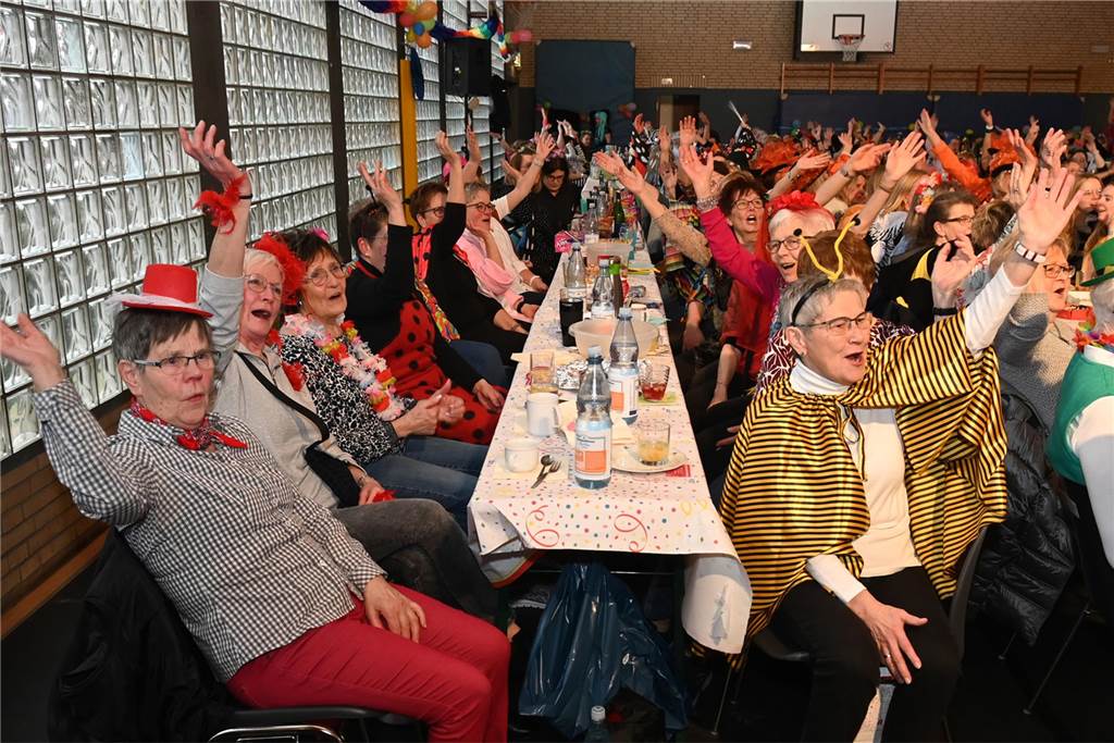 Lembecker Frauen feiern ausgiebig Karneval: Ladykracher sorgen für ordentlich Stimmung