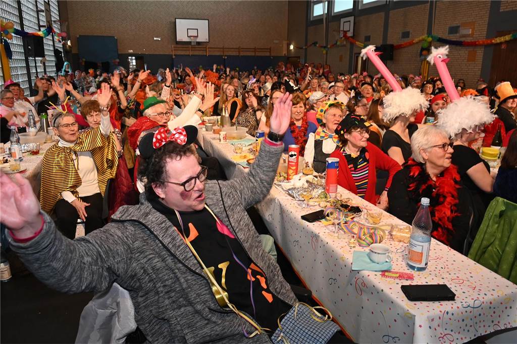 Lembecker Frauen feiern ausgiebig Karneval: Ladykracher sorgen für ordentlich Stimmung