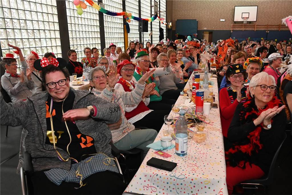 Lembecker Frauen feiern ausgiebig Karneval: Ladykracher sorgen für ordentlich Stimmung
