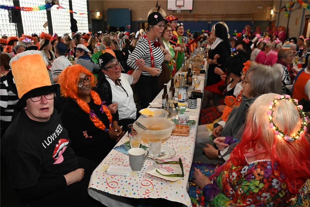 Lembecker Frauen feiern ausgiebig Karneval: Ladykracher sorgen für ordentlich Stimmung