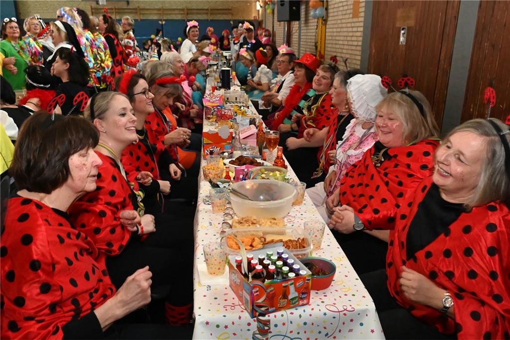 Lembecker Frauen feiern ausgiebig Karneval: Ladykracher sorgen für ordentlich Stimmung