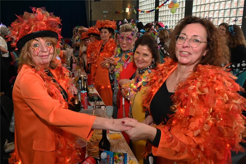 Lembecker Frauen feiern ausgiebig Karneval: Ladykracher sorgen für ordentlich Stimmung