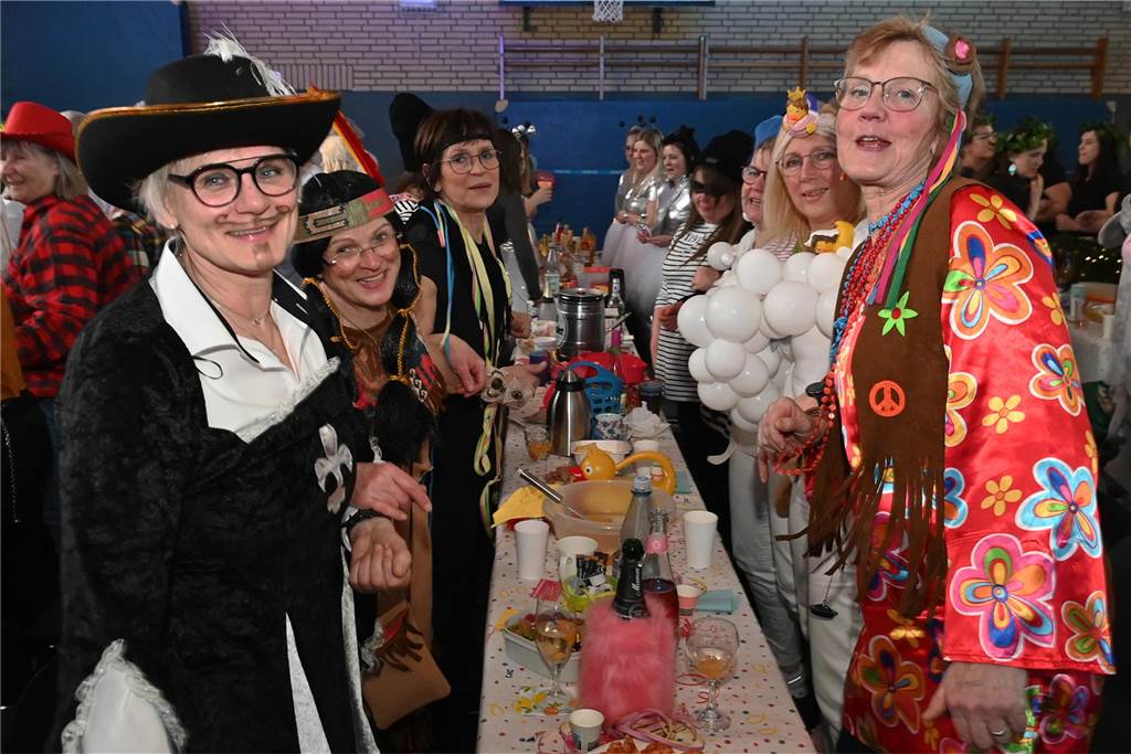 Lembecker Frauen feiern ausgiebig Karneval: Ladykracher sorgen für ordentlich Stimmung