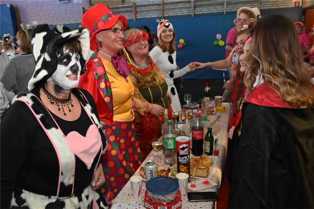 Lembecker Frauen feiern ausgiebig Karneval: Ladykracher sorgen für ordentlich Stimmung